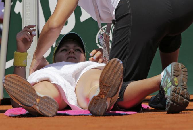 Maria Kirilenko riceve il soccorso sanitario durante il match contro Viktoria Azarenka. Reuters